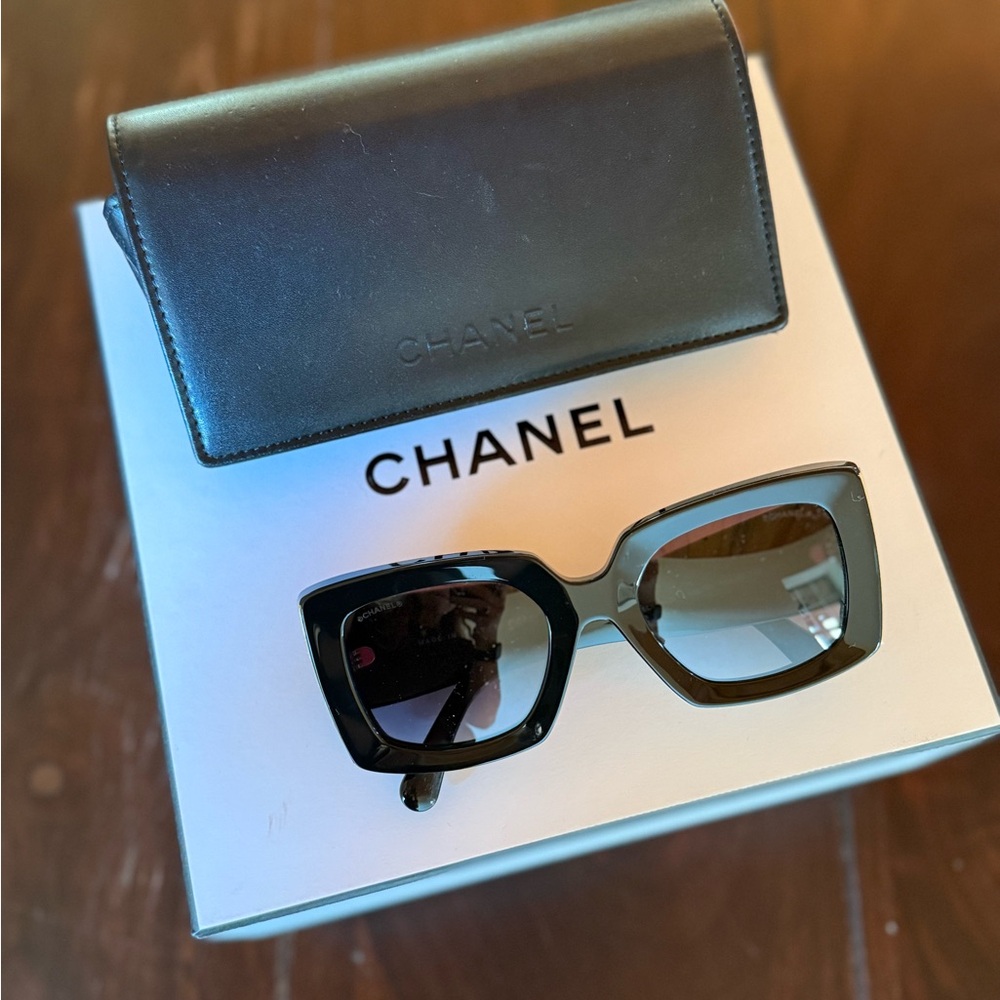 CHANEL Elegant Black Sunglasses